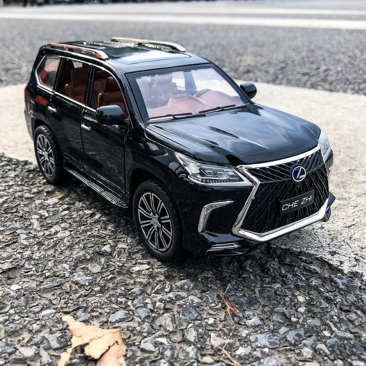 1/24 Lexus 570 Off-Road Luxury SUV Model Car, Zinc Alloy Pull Back Toy Car with Sound and Light F345